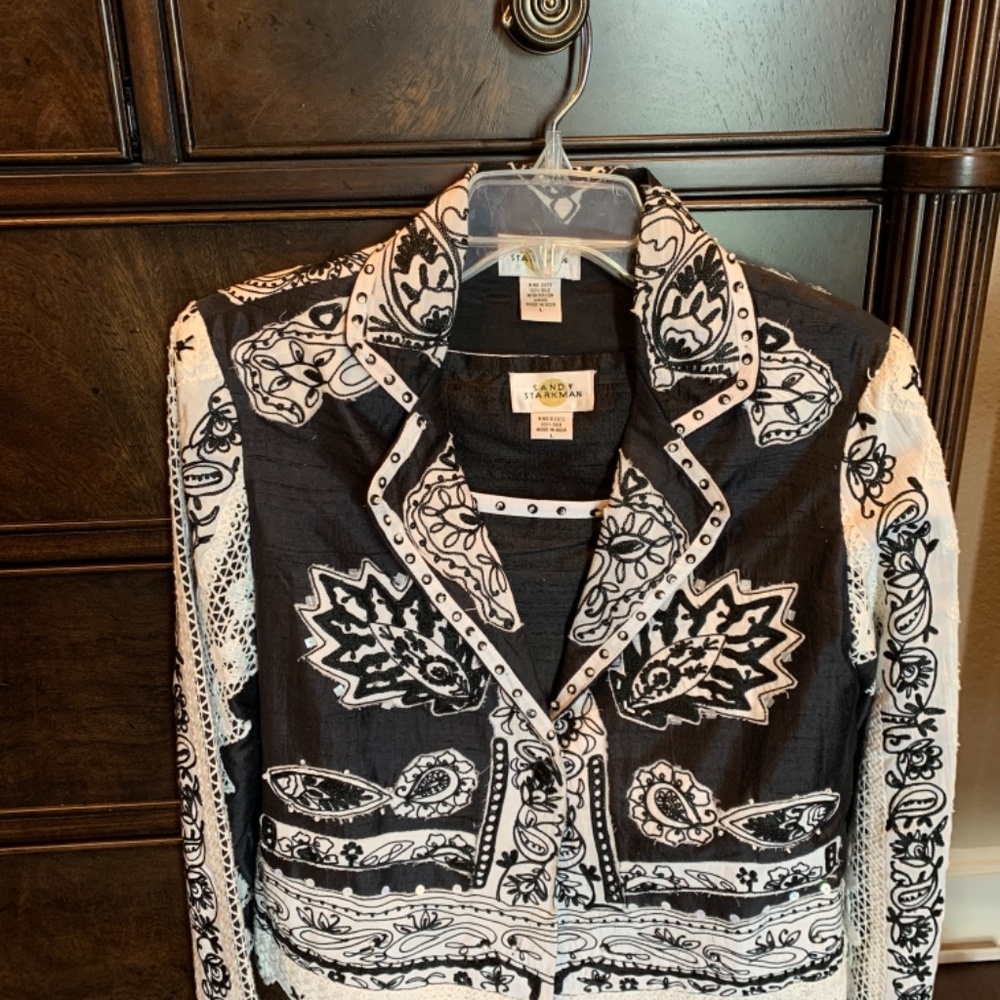 Party time! Beautiful matching top and jacket! Ole’!Ole’!